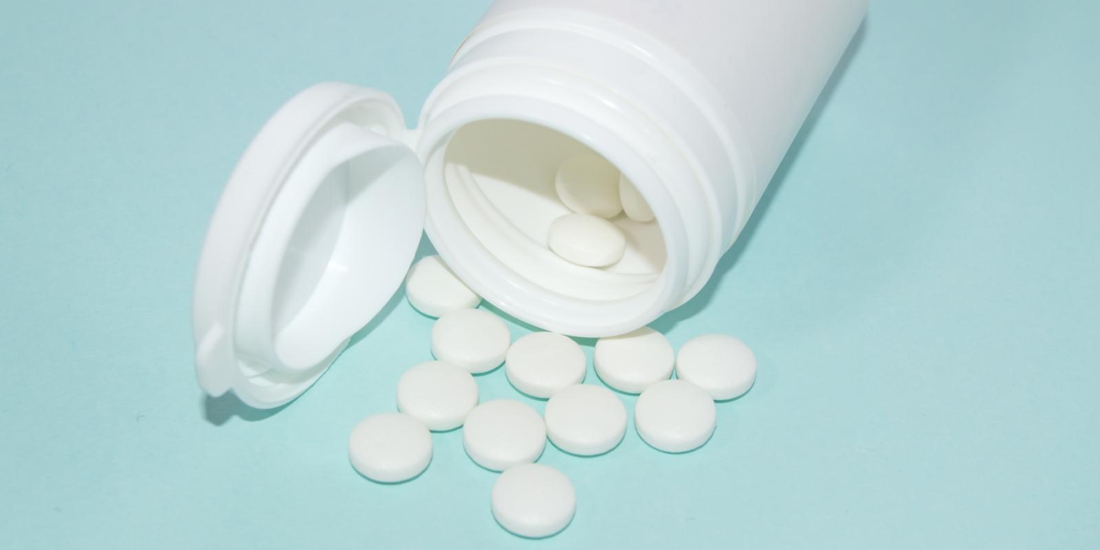 Tabletter som er strødd ut av en pilleboks