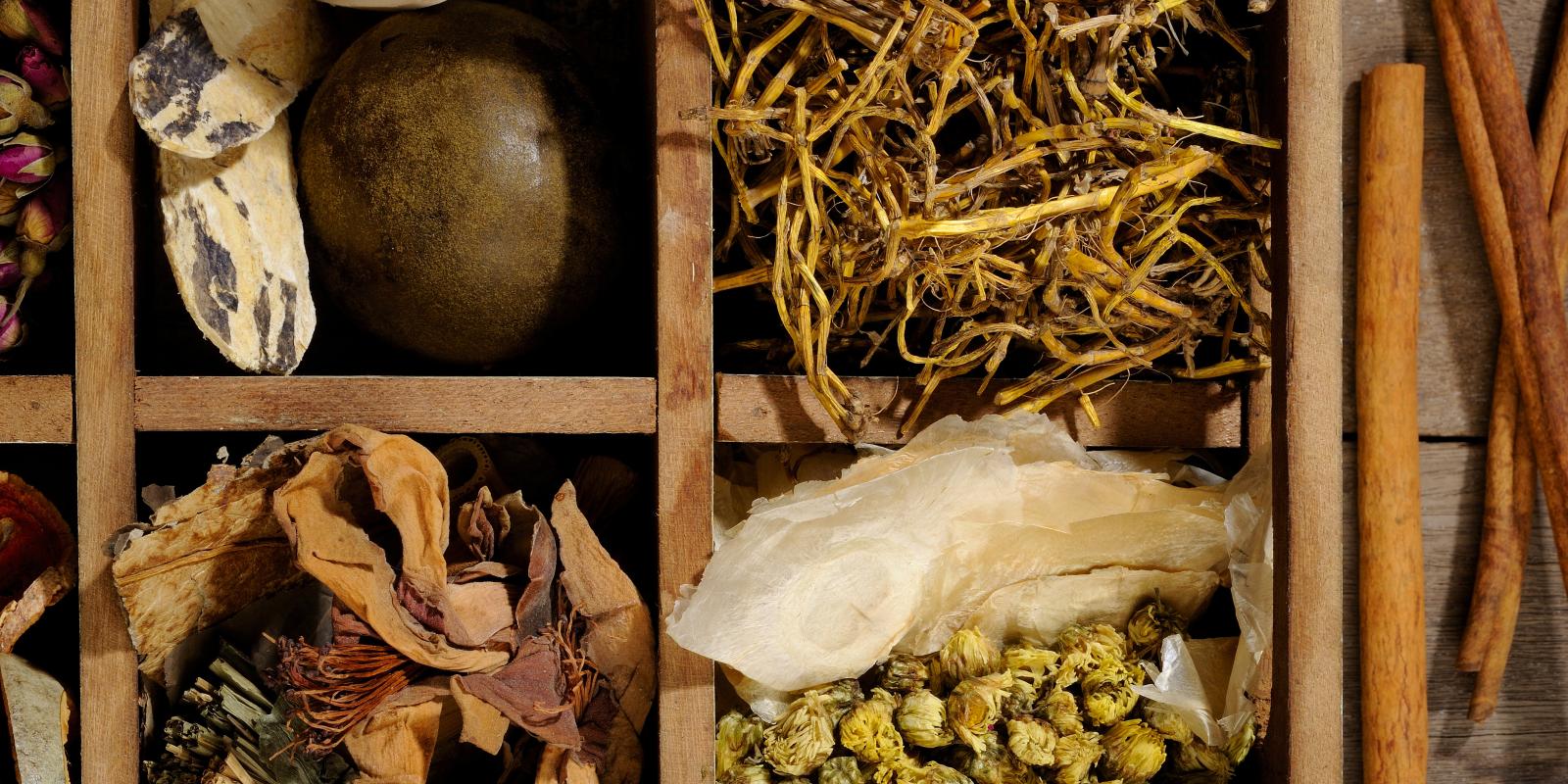 Fotomontasje fra colourbox som illustrerer tradisjonelle urter