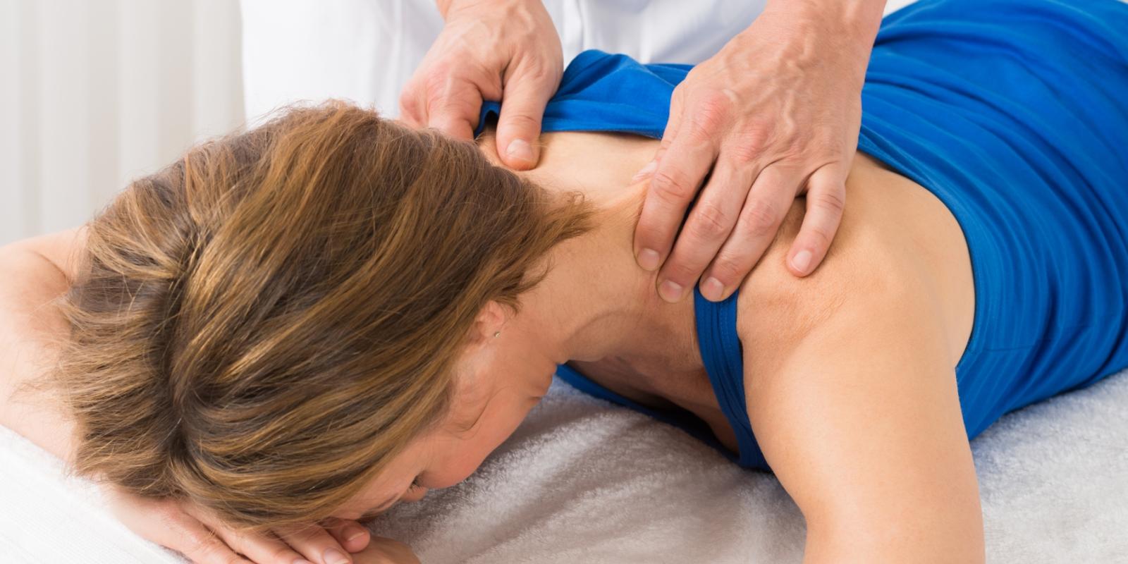 Bilde av kvinne som mottar nakkemassasje