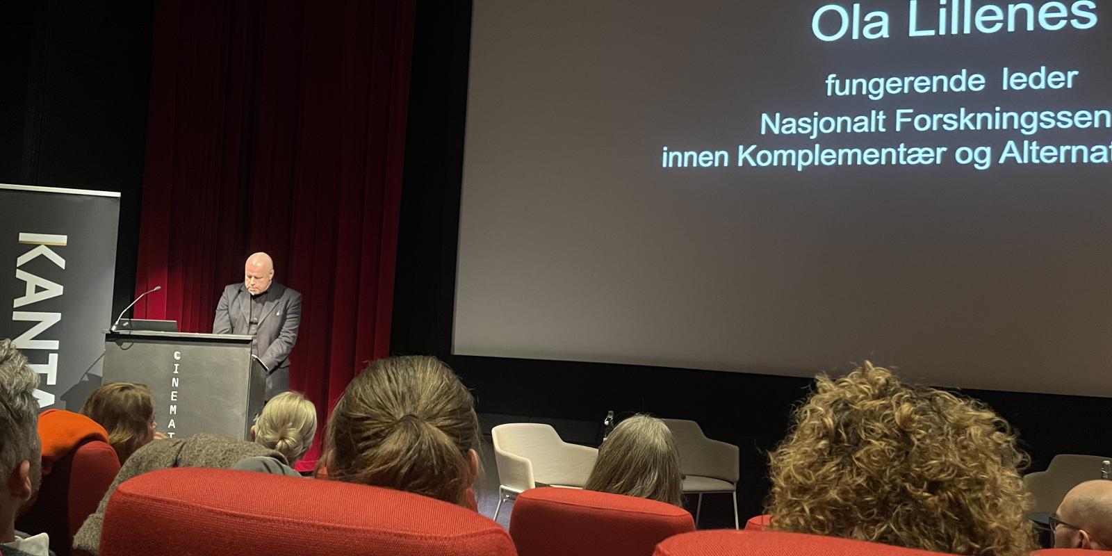 Ola Lillenes, presenterer resultatene på helsepolitisk barometer