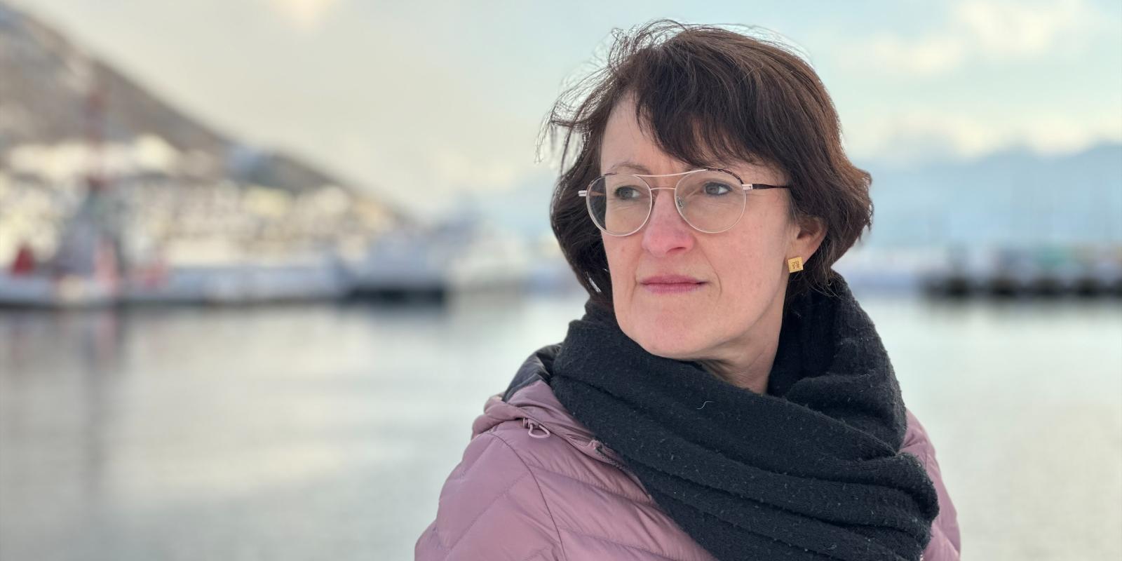 Barbara Wider Vellinga, ute foran hav og himmel i Tromsøs havn
