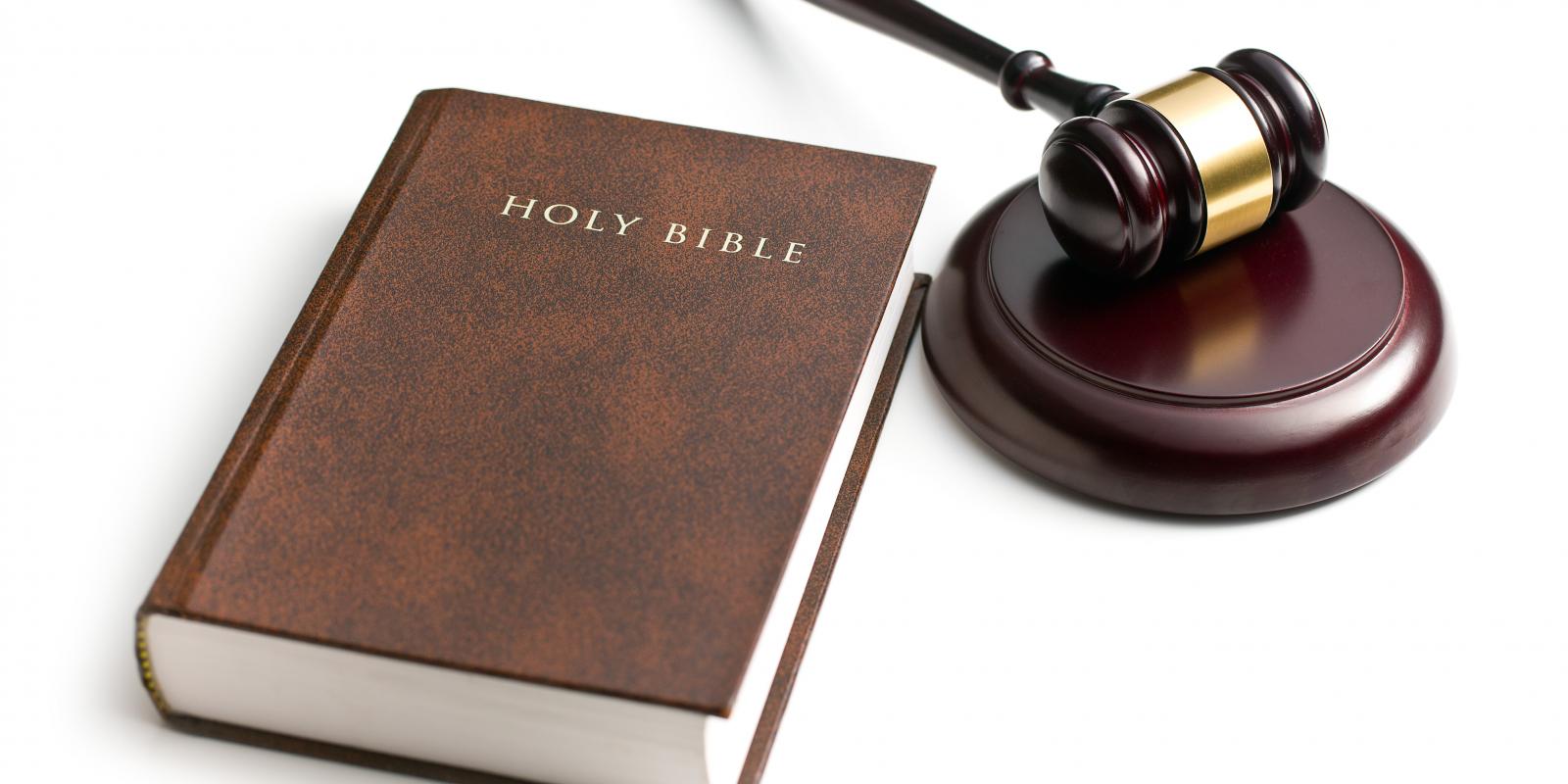 Bilde av bibel og dommerklubbe