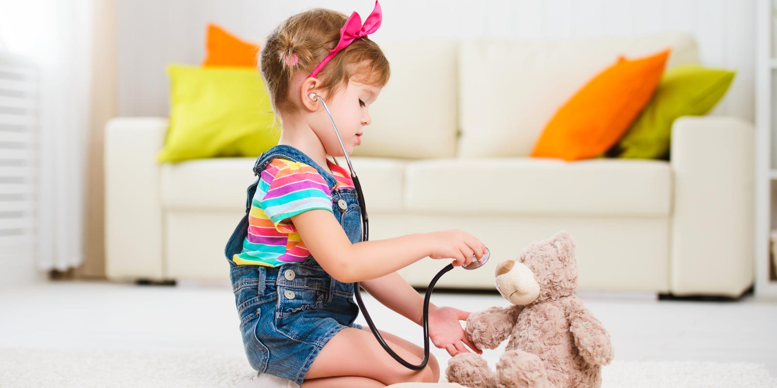 Bilde av barn med bamse og stetoskop Illustrasjonsfoto: Colourbox.com