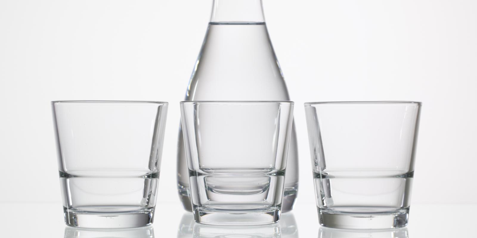 Bilde av tre vannglass og en karaffel 