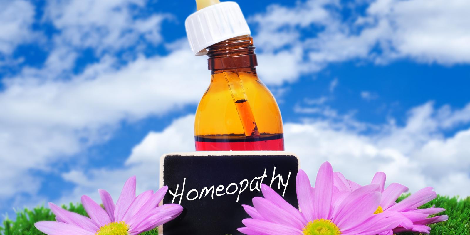 Blomster og flaske med teksten Homeopathy
