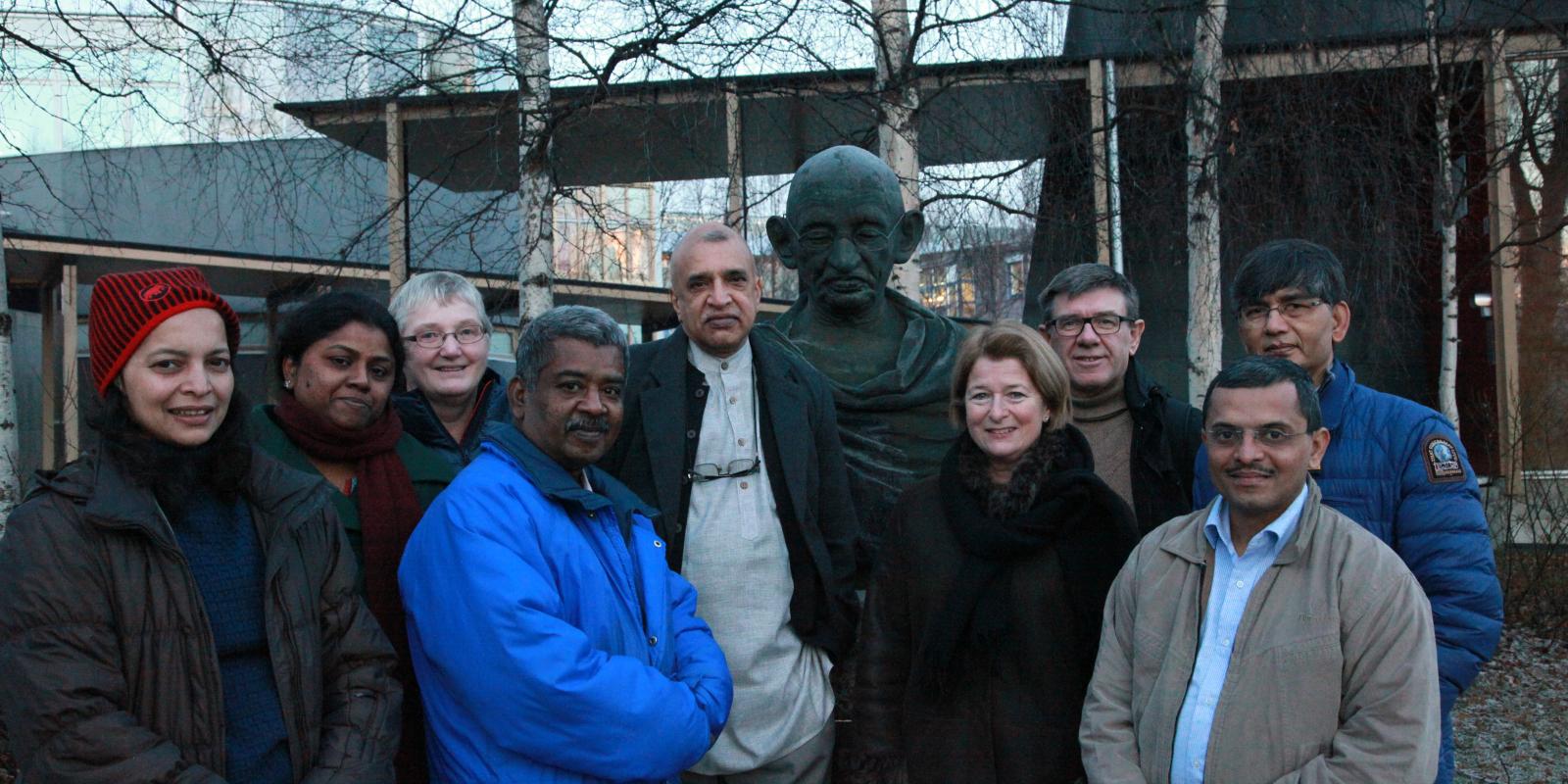 NAFKAM og UiT hadde besøk denne uken av samarbeidspartnere fra både India og Norge. Her ved Gandhi-statuen på UiTs campus. F.v. Ashwini Godbole, Vijayalakshmi Banu, Solveig Wiesener, Hariramamurthi Govindaswamy, Darshan Shankar, Anne Husebekk, Vinjar Fønnebø, Girish Tillu, Purusotam Basnet.
