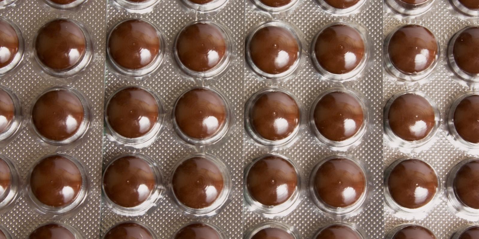 Bilde av brett med brune tabletter
