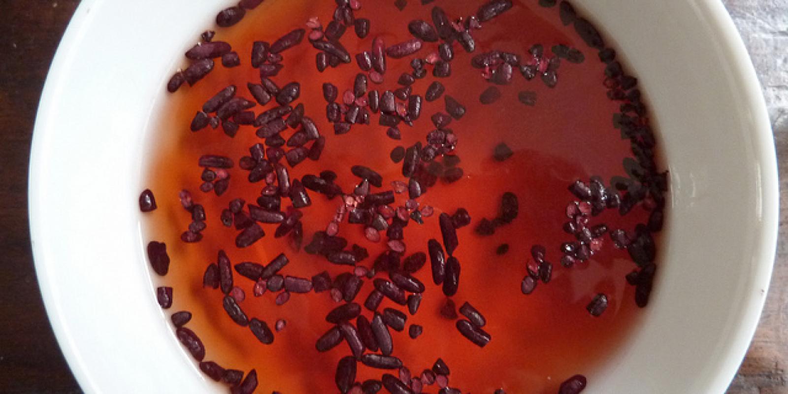 Bilde av skål med rød suppe med røde riskorn