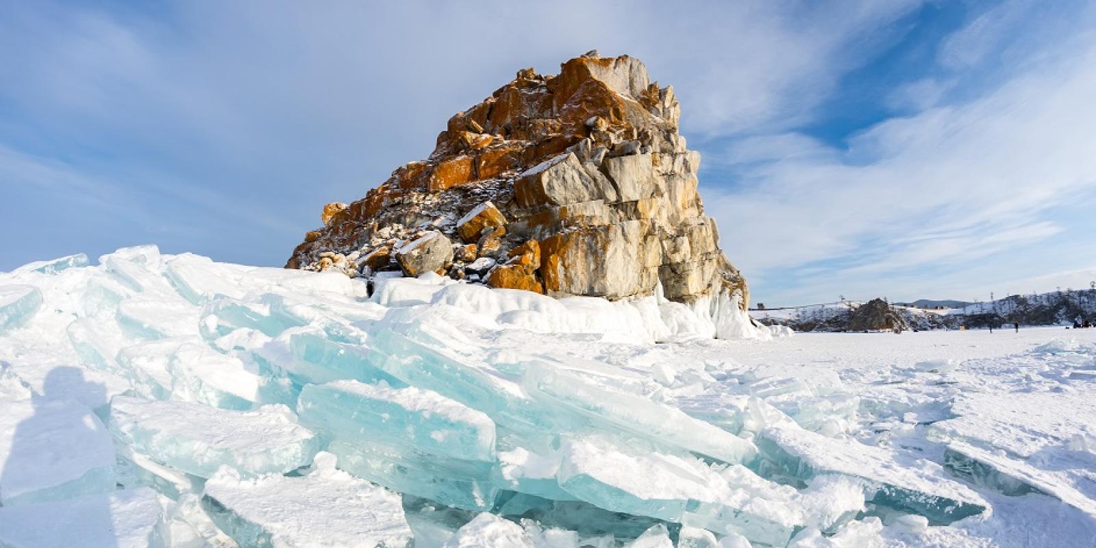 Shaman rock ved Baikalsjøen, omgitt av snø og is.