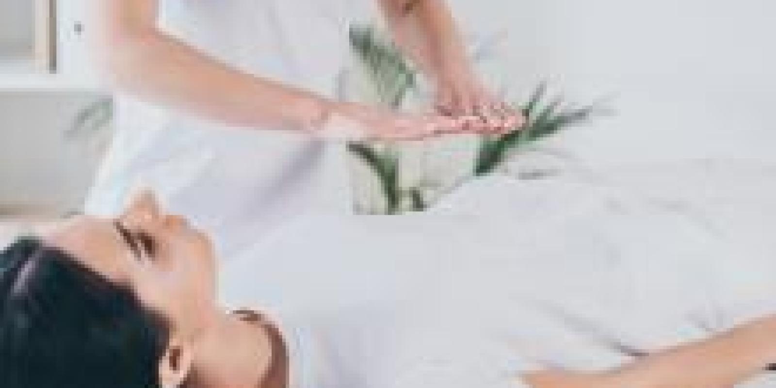 Kvinne som mottar healing