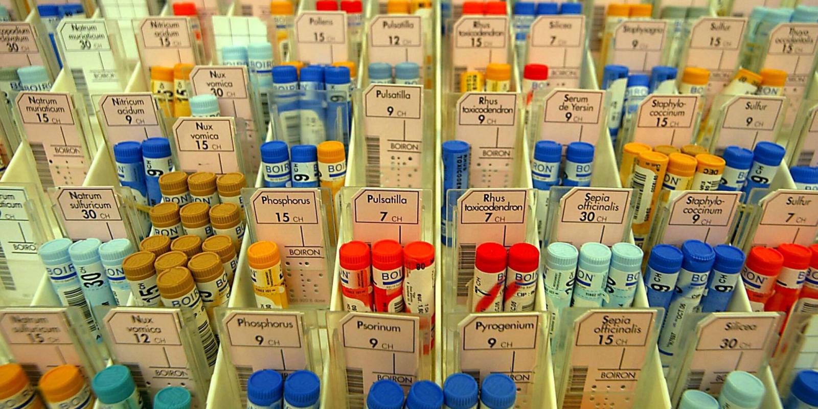 Bilde av masse små prøvetakingsrør med homøopatiske midler