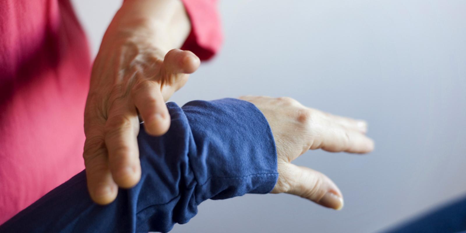 Bilde av en hånd som løfter noen andre sin hånd etter håndleddet
