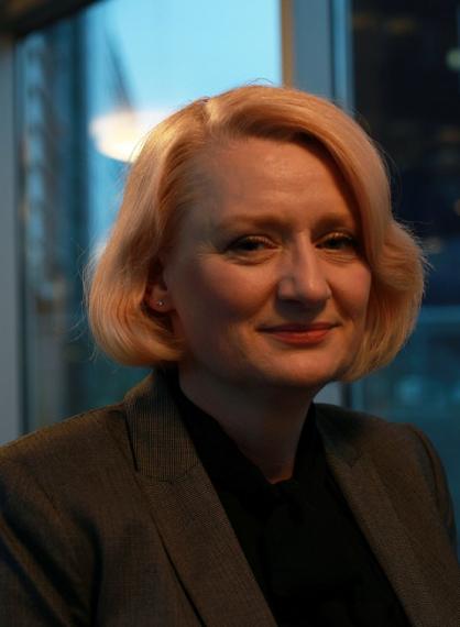 Bildet er av professor Frauke Musial, tatt utendørs med bygninger i bakgrunnen.