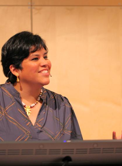 Bilde av Dana C. Mora, på hennes disputas ved UiT