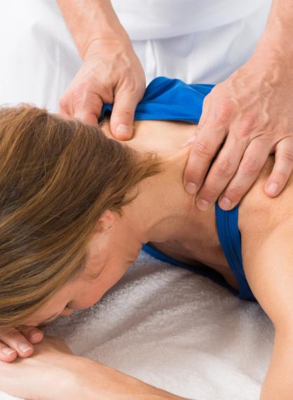 Bilde av kvinne som mottar nakkemassasje