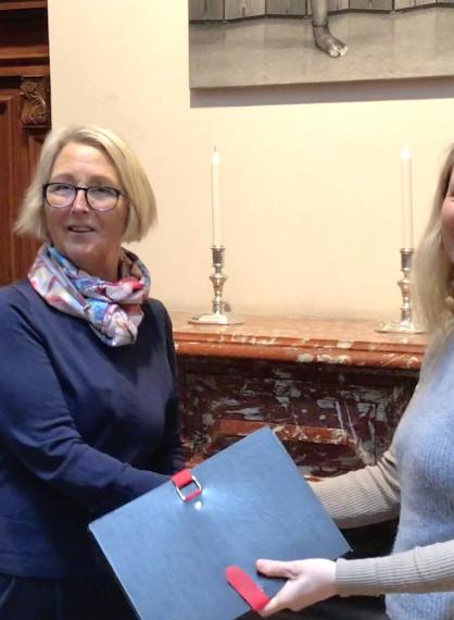 Bilde av NAFKAMs leder Miek Jong (t.h) og NRFs Mona Larsen (t.v) .