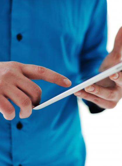 Person som holder et nettbrett