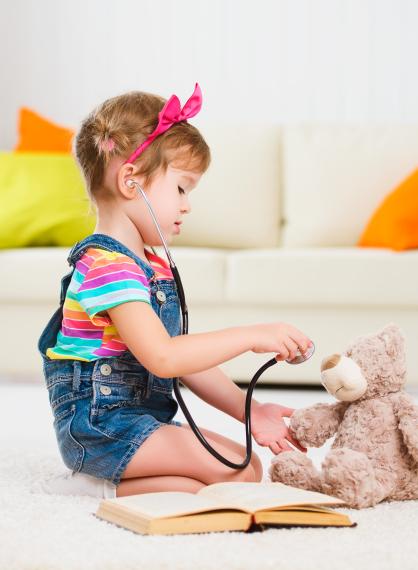 Bilde av barn med bamse og stetoskop Illustrasjonsfoto: Colourbox.com