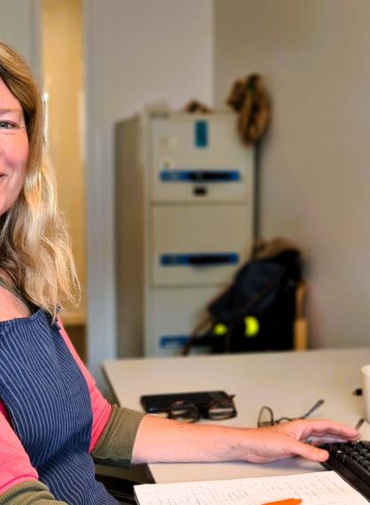 Miek Jong, leder av NAFKAM, sitter ved pc