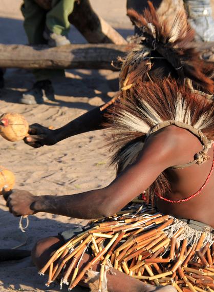 Bilde av en afrikansk sjaman som utfører et rituale