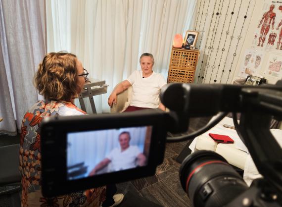 Bilde av Trine Stub, forsker ved NAFKAM, i samtale med behandler. Intervjuet filmes, man kan se filmkameraet.