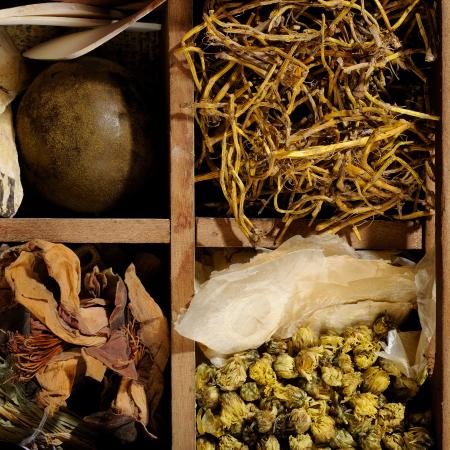 Fotomontasje fra colourbox som illustrerer tradisjonelle urter