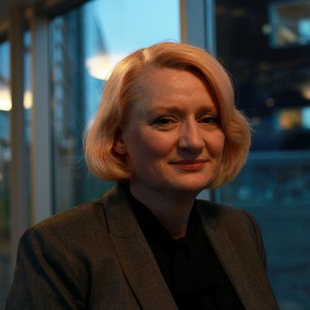 Bildet er av professor Frauke Musial, tatt utendørs med bygninger i bakgrunnen.