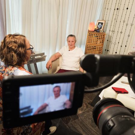 Bilde av Trine Stub, forsker ved NAFKAM, i samtale med behandler. Intervjuet filmes, man kan se filmkameraet.