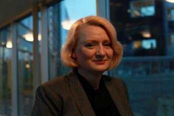 Bildet er av professor Frauke Musial, tatt utendørs med bygninger i bakgrunnen.