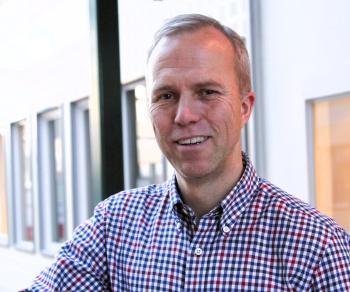 Bilde av Arne Johan Norheim, professor i helsetjenesteforskning ved NAFKAM. Nærbilde i et kontorbygg