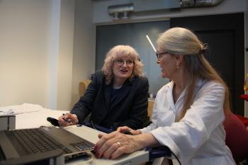 Bilde av to ansatte i KST-laben