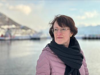 Barbara Wider Vellinga, ute foran hav og himmel i Tromsøs havn