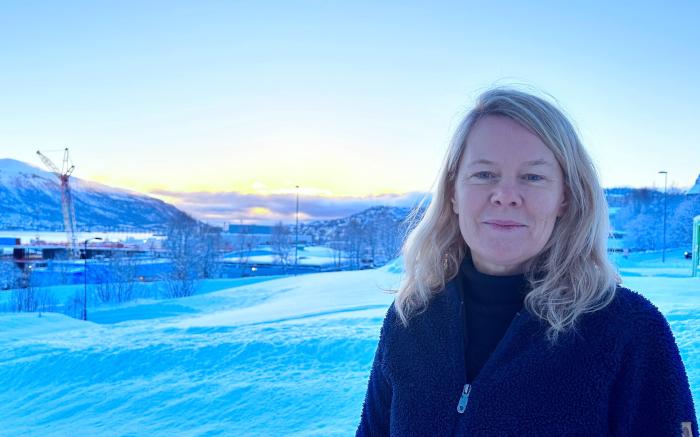 NAFKAMs leder Miek Jong foran solen i et snødekt landskap