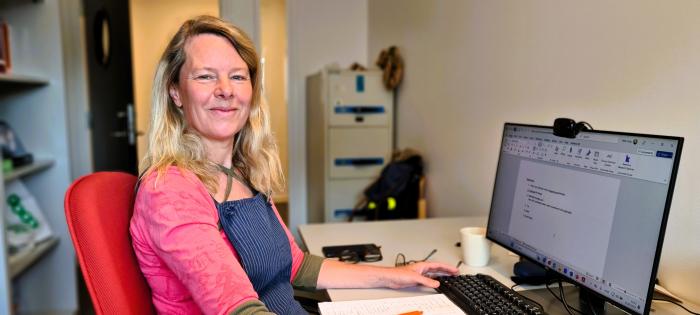 Miek Jong, Leder av NAFKAM, sitter ved pc